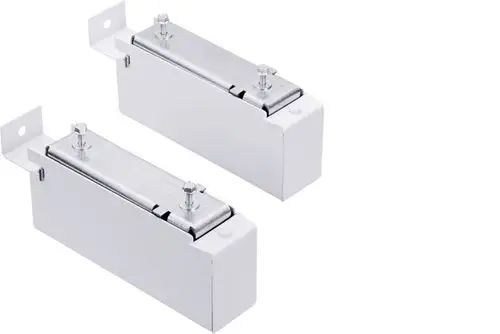 Produktbild: STIEBEL ELTRON Vario-Konsole ZWVK 2, 182102. Zwei weiße, quaderförmige Montagekonsolen mit silberfarbenen Befestigungselementen auf weißem Hintergrund.